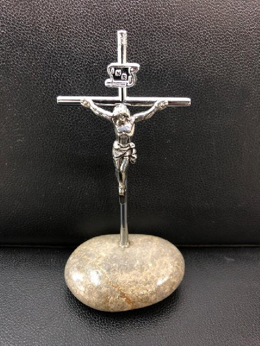 Cruz sobre piedra